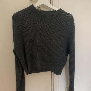 Grå stickad tröja - Stickad tröja från Pull and Bear. Fin mörkgrå färg, syns tydligare på andra bilden. 😊💕