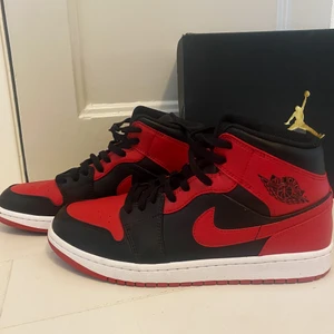 Jordans  - Jordan 1 Mids "Banned" storlek 44,5 knappt använda! Skriv privat för frågor eller fler bilder! Självklart äkta!!!