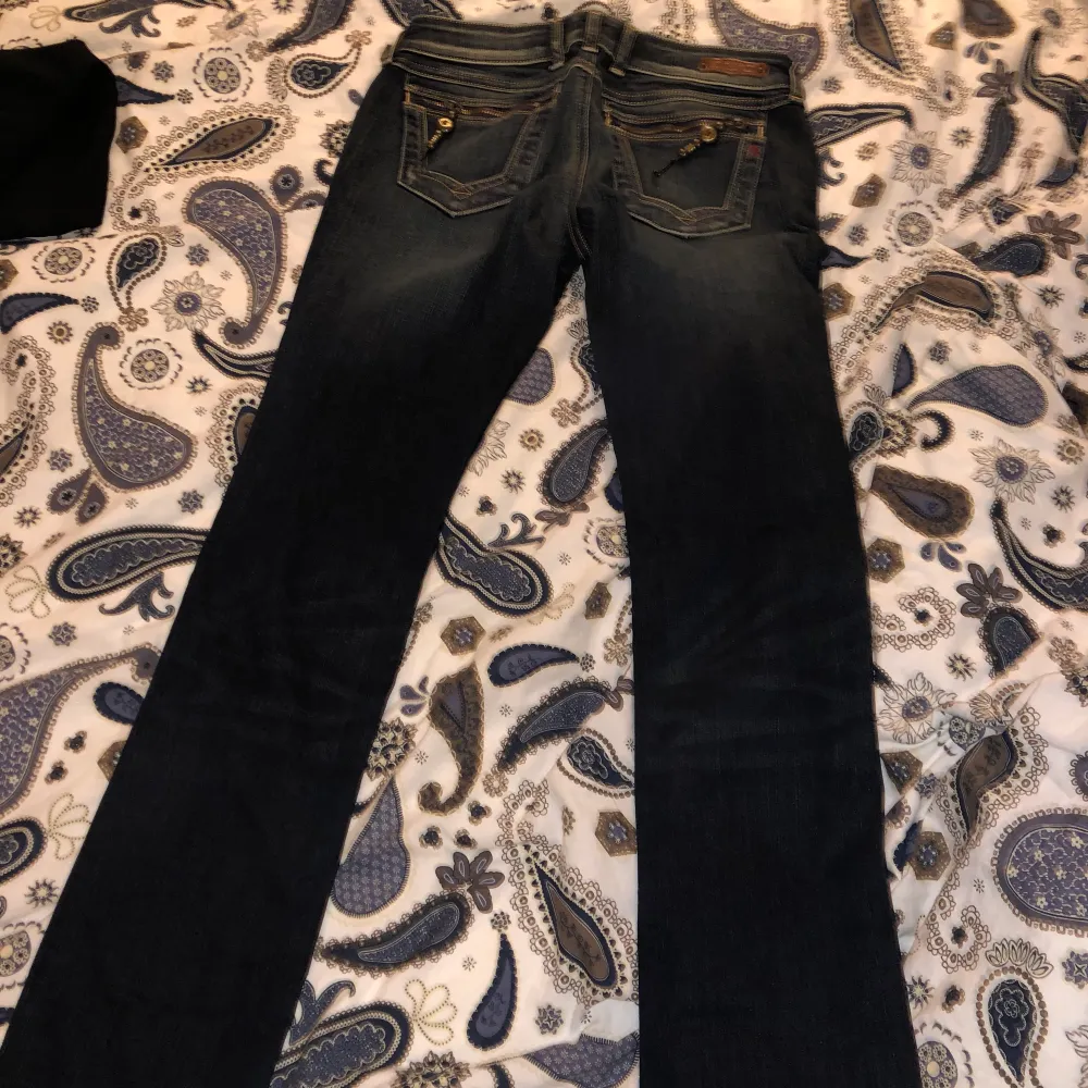 Helt nya replay jeans, då de inte passar mer så säljer jag de. Väldigt fina och långa för tjejer som är lite längre. Var 175 cm lång när jag har de på mig på bild nmr1 . Jeans & Byxor.