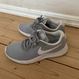 Nike skor - Ett par Nike skor i begagnat skick, men fina. Använda max 3 gånger.