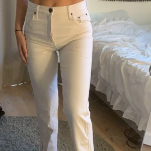 Vita jeans med slits w26 L32 - I bra skick