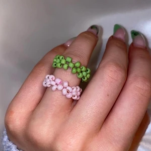 💚💓ringar i valfri färg💓💚 - Ringar i detta mönster finns nu att köpa för 15kr styck exklusive frakt i valfri storlek och färg. Dom görs i ståltråd för att dom ska bli stabilare men kan också göras i elastisk tråd om så önskas🤍🌸kramar Ellen och Moa💜
