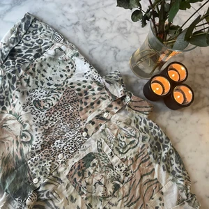 Midjeshorta storlek M - En väl använd shorta som slutar vid midjan, går att knyta vid midjan också. Den är så himla söt men jag känner att den behöver gå vidare till någon annan rolig person☀️ Storlek M och den är true to size. Alla bilder är mina🤍