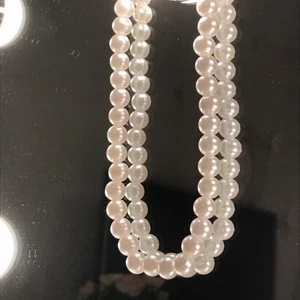 Pärlhalsband - Fint pärlhalsband jag har gjort själv. Elastisk tråd. Väldigt fint skick! Ganska kort, liknar nästan en shoker. Frakten ingår ej! Frakt 12kr.