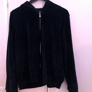 Mysig tröja  - Mysig svart tröja i sammet, jätte skön verkligen 💕