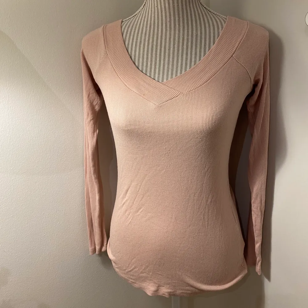 Långärmad tröja från bikbok strl L med stretchigt material🌸 går att fixa billigare frakt om man inte vill ha spårbart!❤️. Toppar.