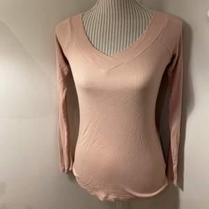 Långärmad tröja från bikbok strl L med stretchigt material🌸 går att fixa billigare frakt om man inte vill ha spårbart!❤️