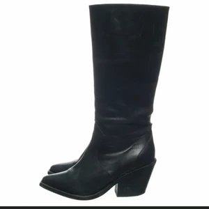 Boots/stövlar från Henry Kole - Ett par svarta boots/stövlar (lite cowboyboots feeling) från märket Henry Kole. Svarta i storlek 37. Köptes nyligen från Sellpy för 400 kr men var tyvärr för små för mig, därav säljer jag dem nu vidare. Jättefint skick och suuupersnygga!! Perfekt till hösten 🖤🖤