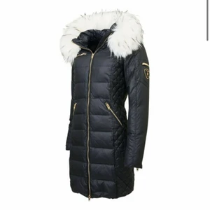 Rockandblue vinterjacka med vit päls - Lång vinterjacka med äkta vit päls. Har använts väldigt mycket men då den inte används längre så säljs den. Köptes för ungefär 4000kr men priset går att diskuttera. 