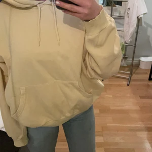 Hoodie - En ljusgul hoodie från Monki i storlek S men skulle säga passa allt från XXS-L
