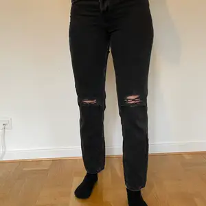 Svarta/gråa jeans med hål på knäna, sitter lite tight på mig då jag egentligen har storlek 36. Väl använda men bra kvalite och inga defekter.
