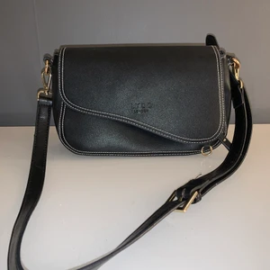 Svart väska  - Superfin svart väska från LYDC London, köpt på Zalando. Har jsterbara band som även går att byta ut🤍 samt två innerfickor!