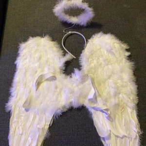 Ängel vingar  - Jätte snygga ängel vingar till halloween med matchande diadem. De är ungefär 61cm på längden och 51 på bredden. Om du är intresserad eller har frågor kan du gärna ställa dem privat så svarar jag