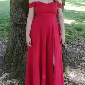 Balklänning storlek 36 - Inköpt på Nelly. Använd en gång. I mycket fint skick. Storlek 36. Hämtas i Växjö eller skickas mot Porto.