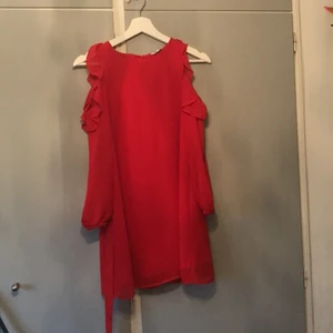 Nästan oanvänd klänning från Cubus - Klänning i storlek 146 i polyester med skärp och hål för axlarna. Knappt använd, perfekt skick, passar till jul/nyår.
