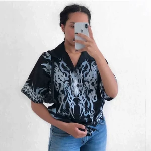 Skjorta - Snygg graphic skjorta jag köpt på Plick för två år sen. Inte använt mycket, bra skick! Bilderna är lånade🌸