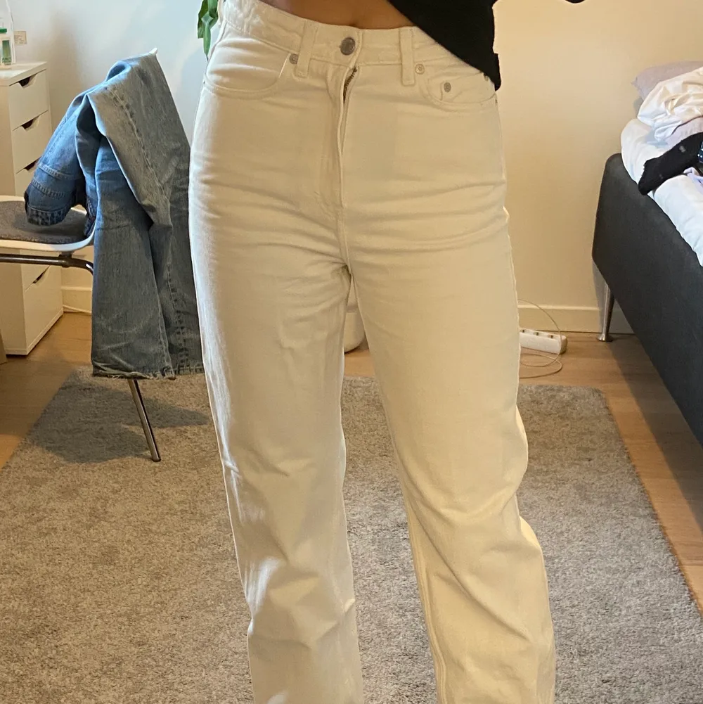 Skitsnygga vita jeans från weekday.. Jeans & Byxor.