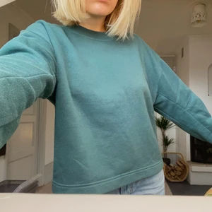 Zara sweatshirt💙💚 - Grön/blå sweatshirt från Zara i storlek S. Säljer för att den inte längre kommer till användning