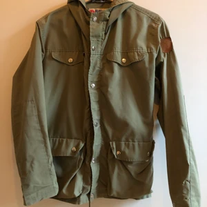 Jacka - En fin vintage fjällrävenjacka som jag köpte från Tradera förra året. Den är lite sliten här och där men ändå hel💕 Säljer den för den har inte kommit till användning. 