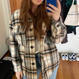 Shaket från Bershka - Säljer min ”shacket” eller ”overshirt” från Bershka! Knappt använd så i perfekt skick! Köparen står för frakt & kan mötas i Göteborg!💞