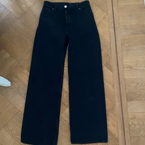 Monki Yoko jeans - Monki jeans i svart, i modellen Yoko, för bättre bilder på jeansen, googla 🤍 jeansen är för tajta för mig som brukar ha 25 i midja på jeans så skulle passa en 24 eller mindre🤍 dem är nån centimeter kort på mig som är 164 så skulle passa perfekt på runt 160🤍