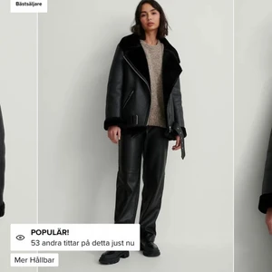Bikerjacka  - Säljer min skitsnygga bikerjacka ifrån Nakd då den inte kommer till någon användning. Köpt förra vintern och sparsamt använd. Köpt för 1099kr, buda från 500kr. Storlek S 