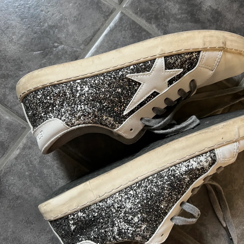skitsnygga vita glittriga sneakers köpta från Zalando, slutsålda!! är i bra skick förutom att de tappat lite glitterkorn på vissa ställen men inget som syns jättetydligt,❤️‍🔥 nypris 630kr, säljer för 300!! Köpare står för frakt . Skor.