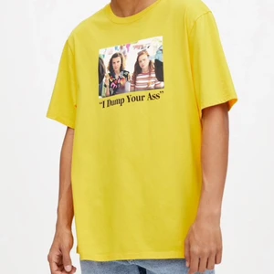 Stranger Things T-shirt - En supercool Stranger Things t-shirt från pull and bear med tryck och motiv. I storlek M, men passar alla storlekar beroende på önskad passform! I väldigt bra skick, knappt använd! Köparen står för frakt💕