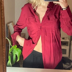 skjorta - jättefin skjorta i superskönt material, inte det vanliga skjortmaterialet. från cubus och prislappen finns kvar så aldrig använd bara testad. strl 38. frakt tillkommer 