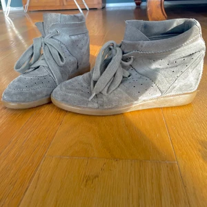 Isabel marant skor i bra skick - Superfina isabel marant Etoile i str 40. Dom är sparsamt använda så är i väldigt bra skick. Dom kan skickas men då får köparen stå för frakt😊