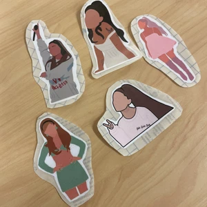 Ariana stickers❤️5-pack  - Det rutiga försvinner när man klistrar dom på något💕 Jätte fina och perfekta för samlingen👍🏽 män kan sätta dom på vad som helst💛