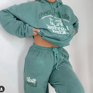 Grönt mjukisset - Ett super fint mjuks set i en urtvättad grön färg med tryck framtill på hoddien och på framsida byxa. Båda är i storlek XL. frakt tillkommer. Aldrig använda med lappar kvar. 