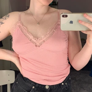 Gulligt linne - Jättegulligt rosa linne från Bikbok i mycket fint skick!💕