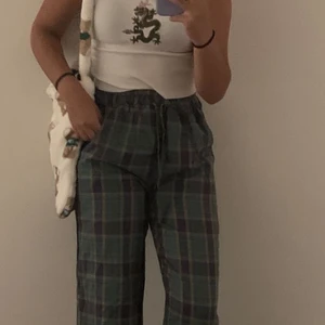 rutiga byxor - gröna rutiga byxor, aldrig använda❤️ Egen bild, Storlek S men passar även Xs ❤️