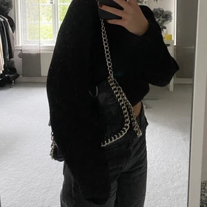 Svart väska - Säljer min fina väska från tiamo, den är i superbra skick och har använt den endast fåtal gånger💗 Lägger ut den igen då vinnaren av budgivningen slutade svara.