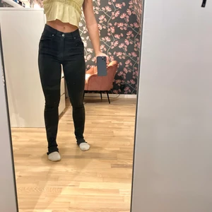 Jeans från Tiger of Sweden - Säljer mina fina mörkgröna jeans från Tiger of Sweden p.g.a. att de är för långa för mig, som ni ser på bilderna. Jag är 163 cm. Storlek: W27 L32 Nypris: 1199kr 💞 Säljer för 150kr exkl. frakt