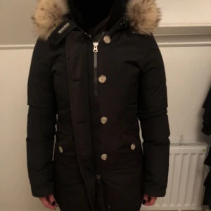 Woolrich jacka  - En jättefin woolrich jacka i väldigt bra skick. Endast använd 1 vinter. Finns inga defekter eller skador på jackan och formar ens kropp fint. Ordinariepris är 7000kr  . Storlek xs på jackan men passar även xs/s. Kontakta gärna för fler bilder eller frågor.