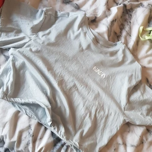 En blå oanvänd HM t-shirt  - En helt oanvänd blå t-shirt som jag säger för att den inte har kommit till användning 