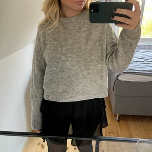 Grå stickad tröja - Stickad grå tröja, köparen står för frakten 🖤