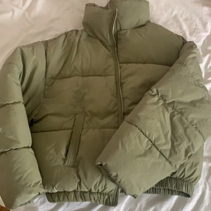 khaki jacka - jättefin jacka som jag köpte från bershka i strl S❤️ köparen står för frakten 80kr💕