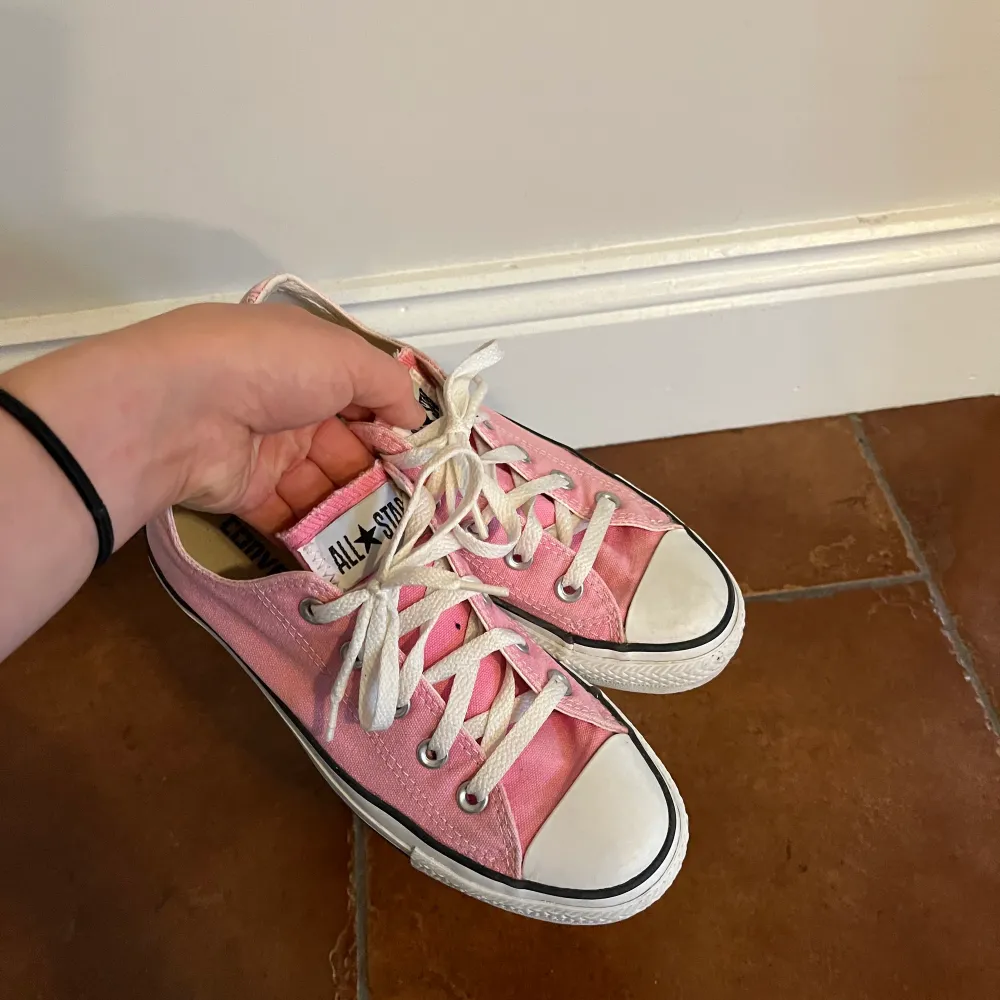 Jättefina rosa Converse som inte kommer till användning💗💗 passar 36-37💗 köpta för 599kr och endast använt 1 gång. Skor.