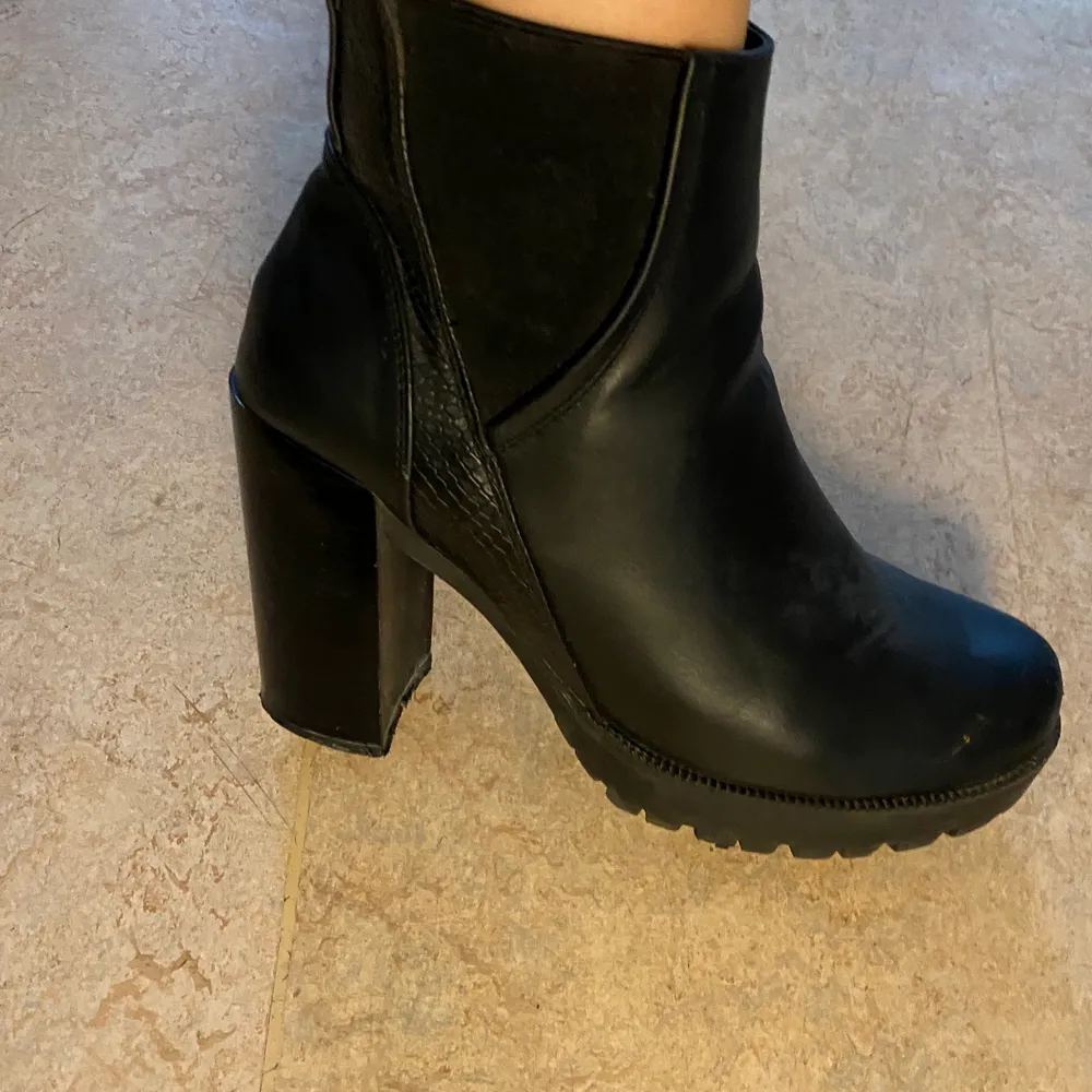 Black leather chunky heeled boots worn a couple of times quite comfortable . Skor.