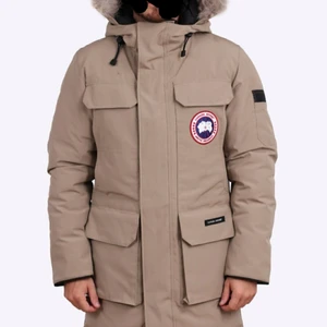 CANADA GOOSE  I nyskick!! - CANADA GOOSE Citadel Parka🤩🤩🤩 .                    I nyskick!!.  stl M😍   Obs! finns en likadan jacka I svart som säljs för samma pris .... ❤ Flera bilder finns att få.🌸 💌                                                                                                         Postas över hela Sverige, helst med rek. post för bådas säkerhet.