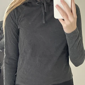 tröja från new yorker - tröja från new yorker i strl xs. har tyvärr blivit en del noppror på den.