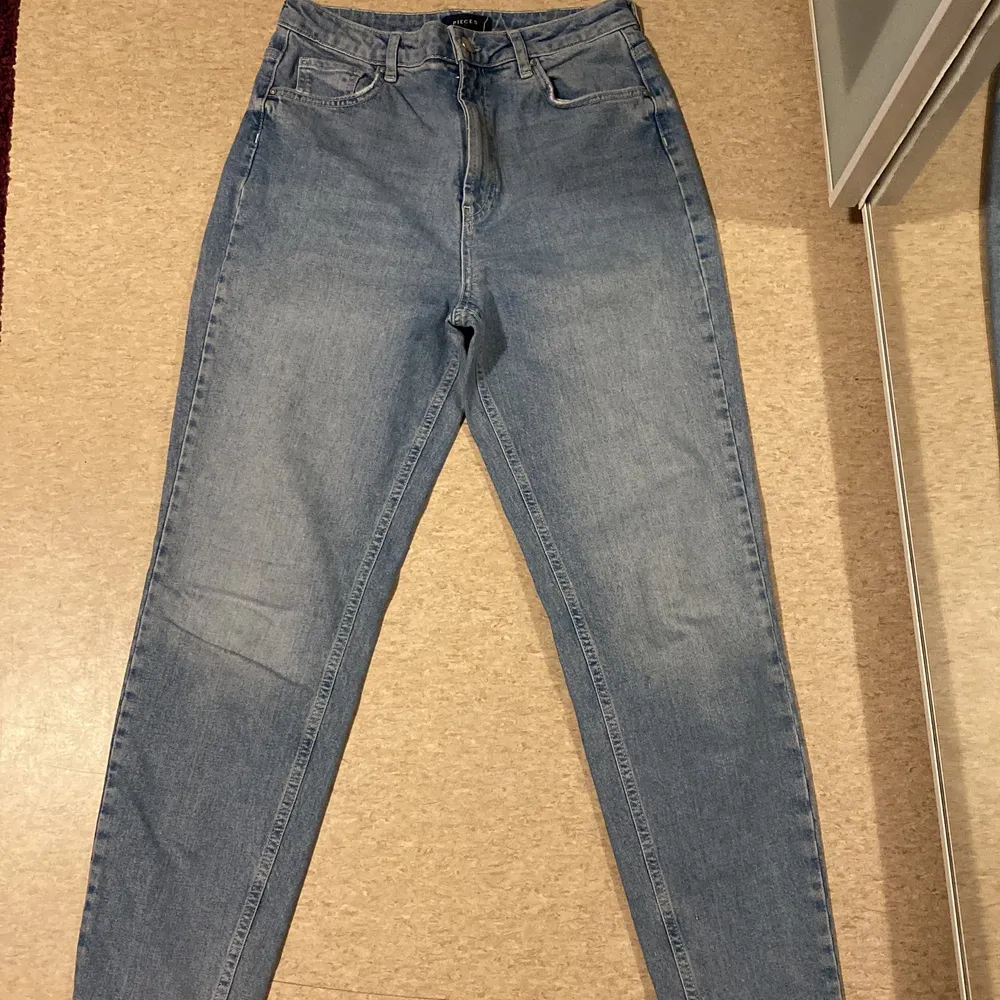 Säljer dom här mom jeansen för 350 kr använda 1 gång från pieces storlek L men passar för dom som har storlek M ochså.. Jeans & Byxor.