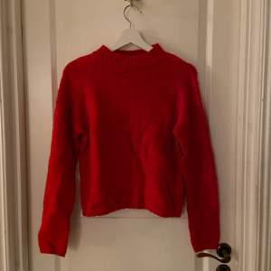 Röd stickad tröja, köpt för 300kr säljer för 100kr + frakt, perfekt för vinter och jul.