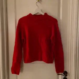 Röd stickad tröja, köpt för 300kr säljer för 100kr + frakt, perfekt för vinter och jul.