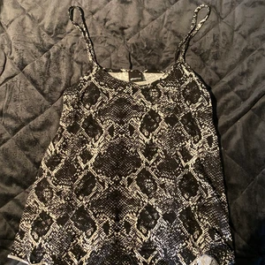 Fina minnen från Gina och Cubus - Tre fina linnen från Gina och Cubus och alla i storlek S. Aldrig använt dessa och linnet från Cubus har en del an lappen kvar. Nypris kostade alla 150kr styck men säljer för 40kr styck. De är väldigt fina och har ett mjukt material, de från Gina har en V shape i botten av linnet och den av Cubus är rak🤗 köparen står för frakt och vill man ha med infor/bilder om något enskilt linne, skicka meddelande. Vill man köpa alla tre får man rabatt så istället för 120kr för alla tre får man dem för 95kr❤️