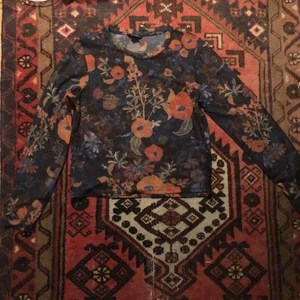 Mesh topp med blommor - Jätte fin blommig mesh tröja! I nyskick:) Köparen står för frakten <3
