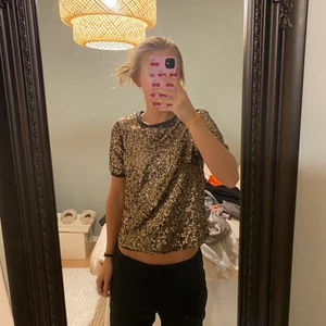 Glittrig tröja  - Glittrig tröja från Mango🌸